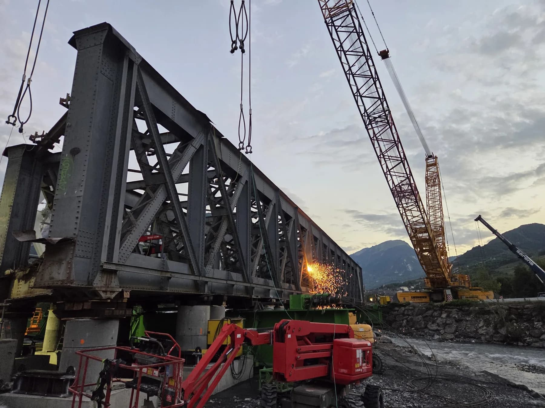 Découpe à chaud d’une structure métallique sur le chantier