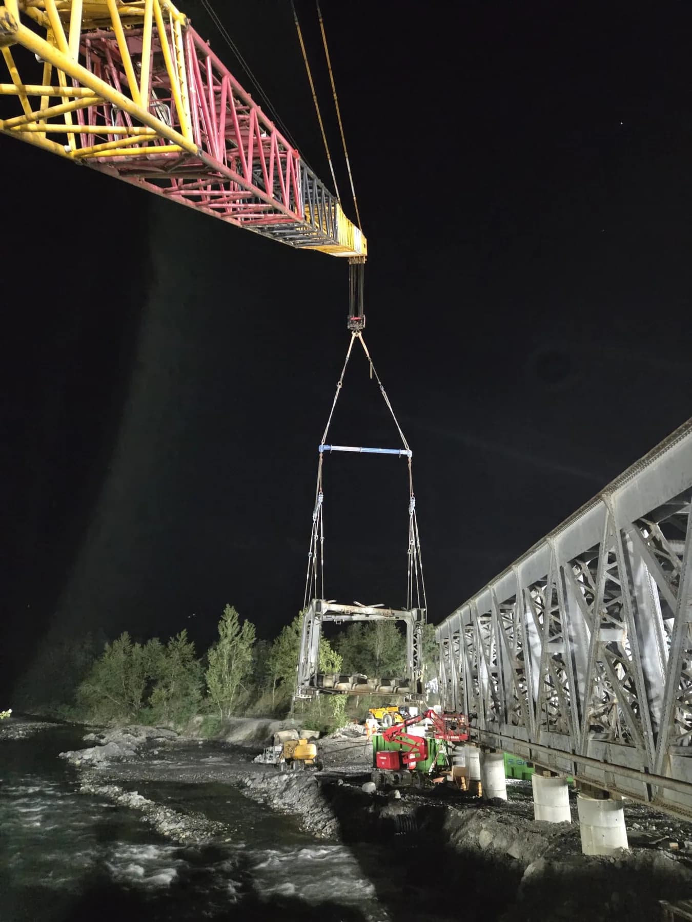 Levage nocturne d’un élément de pont au-dessus du chantier
