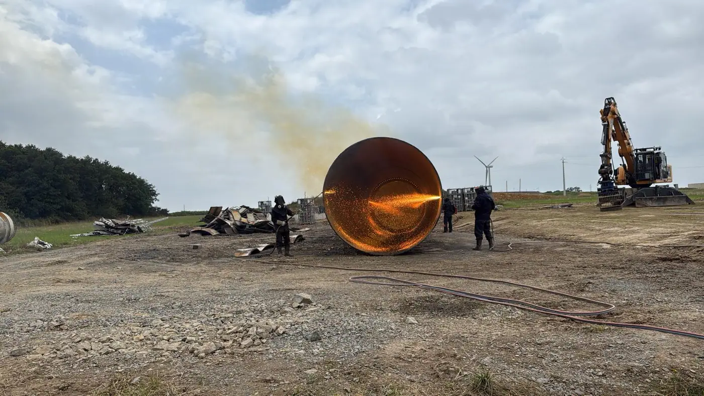 Réservoir industriel en cours de découpe