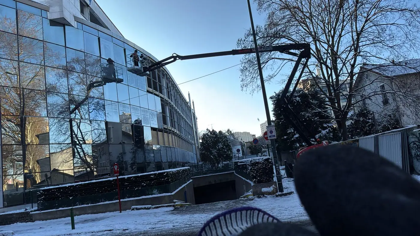 Intervention sur une structure métallique avec engin de levage
